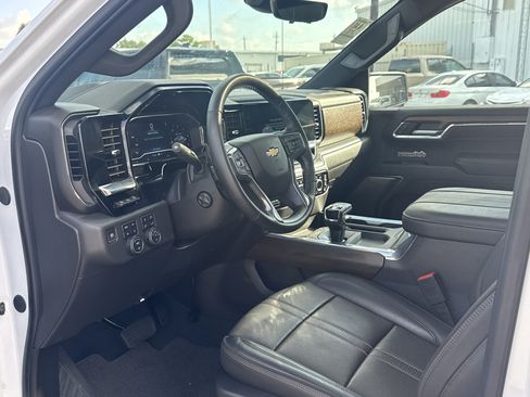 Used 2024 Chevrolet Silverado 1500 High Country w/ Technology Package AWD/4WD image 6