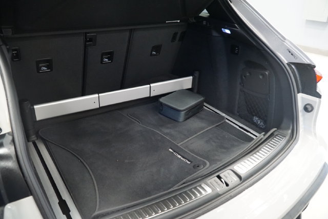 Certified 2026 Porsche Macan AWD/4WD image 9