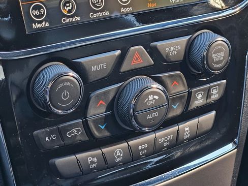 Used 2022 Jeep Grand Cherokee Limited image 19