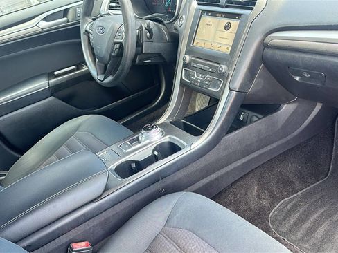 Used 2017 Ford Fusion SE w/ Fusion SE Technology Package image 8
