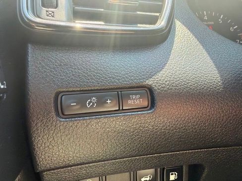 Used 2018 Nissan Rogue SV w/ Premium Package AWD/4WD image 31