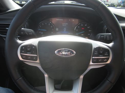 Used 2022 Ford Explorer XLT w/ Equipment Group 202A AWD/4WD image 25