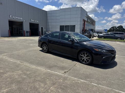 Used 2022 Toyota Camry SE FWD image 10