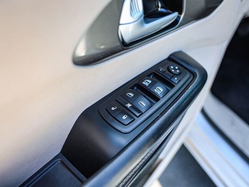 Used 2024 Chrysler Pacifica Touring-L FWD image 12