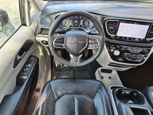 Used 2022 Chrysler Pacifica Touring-L FWD image 10