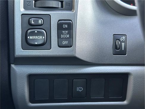 Used 2017 Toyota Sequoia SR5 image 28