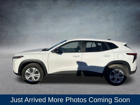 Used 2025 Chevrolet Trax LS image 2