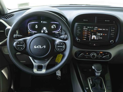 Used 2025 Kia Soul LX FWD image 18