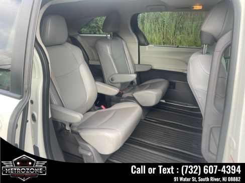 Used 2021 Toyota Sienna XLE FWD image 14