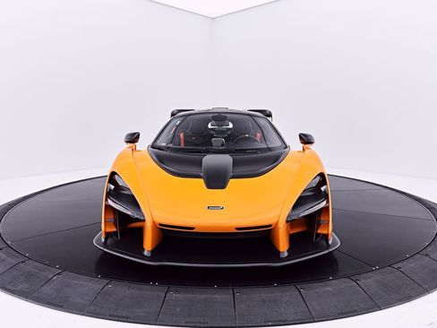 Used 2019 McLaren Senna RWD image 17