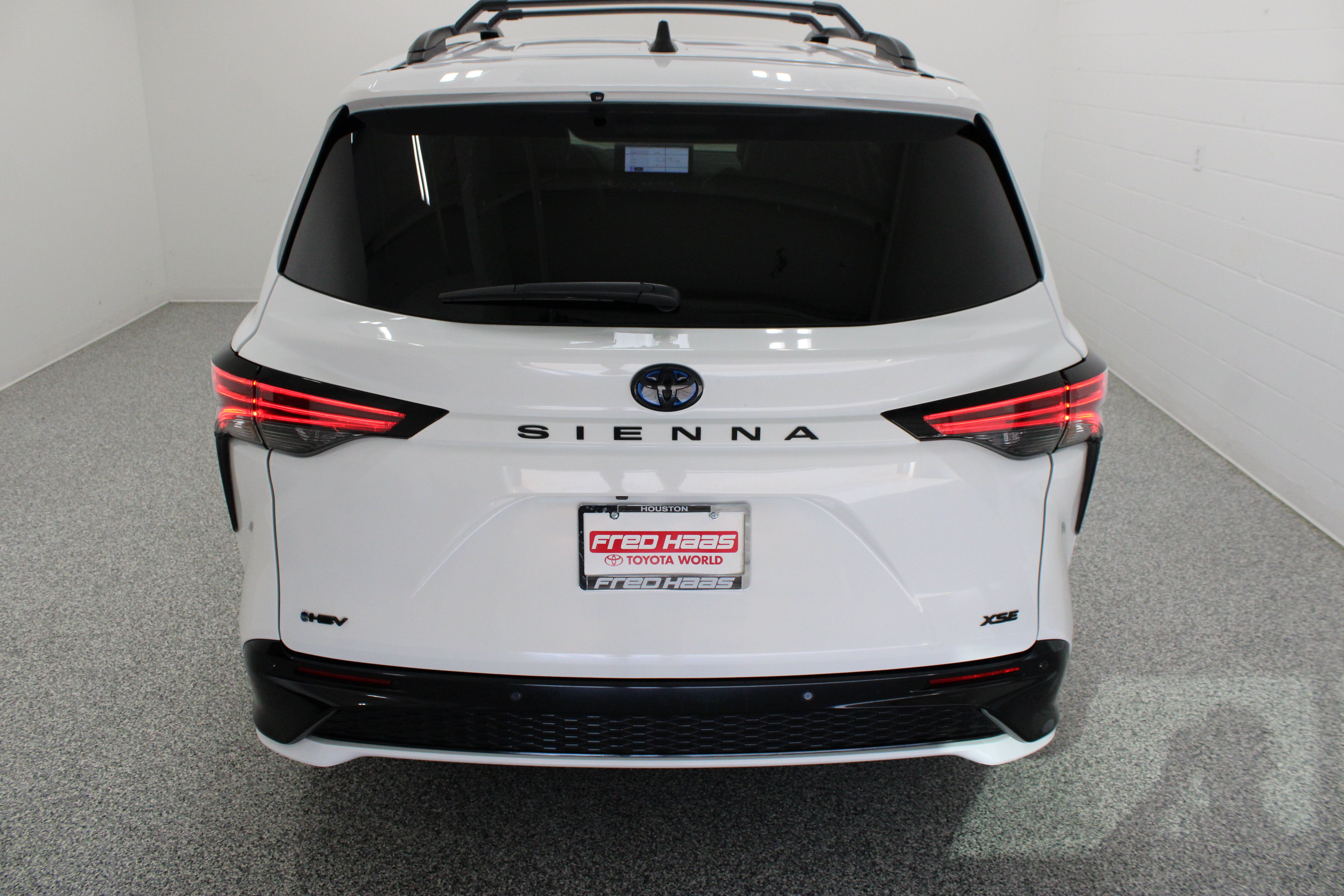 Used 2025 Toyota Sienna XSE w/ XSE Premium Package FWD image 8