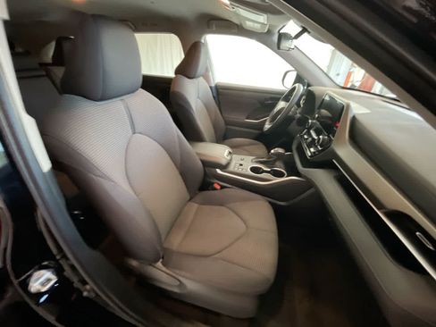 Used 2024 Toyota Highlander LE AWD/4WD image 24