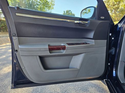 Used 2005 Chrysler 300 Touring image 17