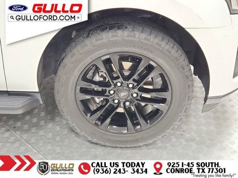 Used 2024 Ford Expedition XLT image 30