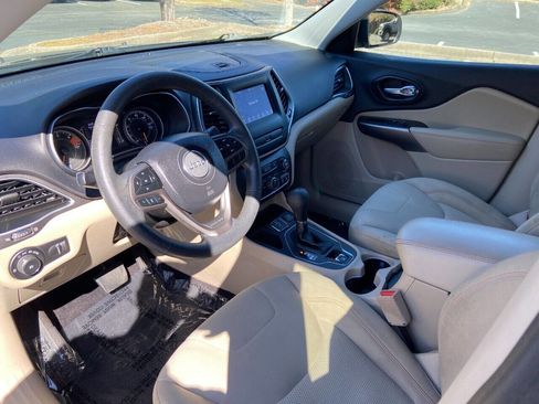 Used 2019 Jeep Cherokee Latitude w/ Popular Appearance Group image 10