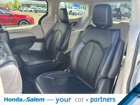 Used 2024 Chrysler Pacifica Select image 14