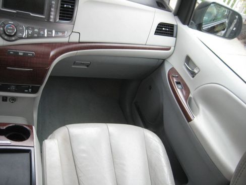 Used 2011 Toyota Sienna XLE w/ Premium Pkg FWD image 16