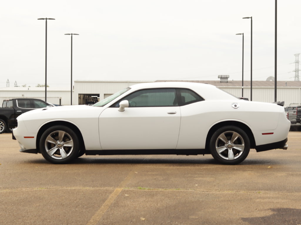 Used 2016 Dodge Challenger SXT RWD image 4