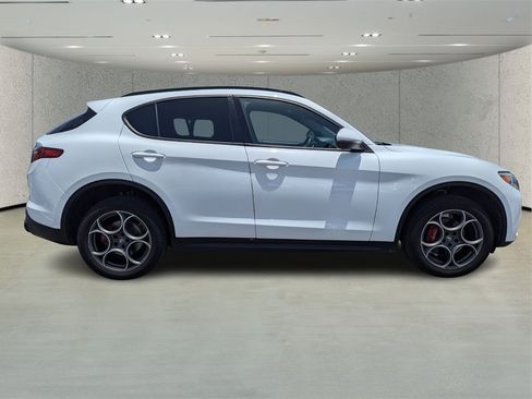 Used 2022 Alfa Romeo Stelvio Sprint image 2