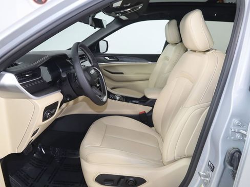 Used 2024 Jeep Grand Cherokee Limited w/ Luxury Tech Group II image 12