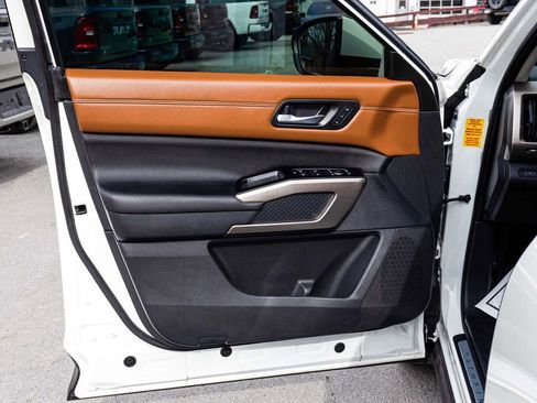 Used 2024 Nissan Pathfinder Platinum image 11