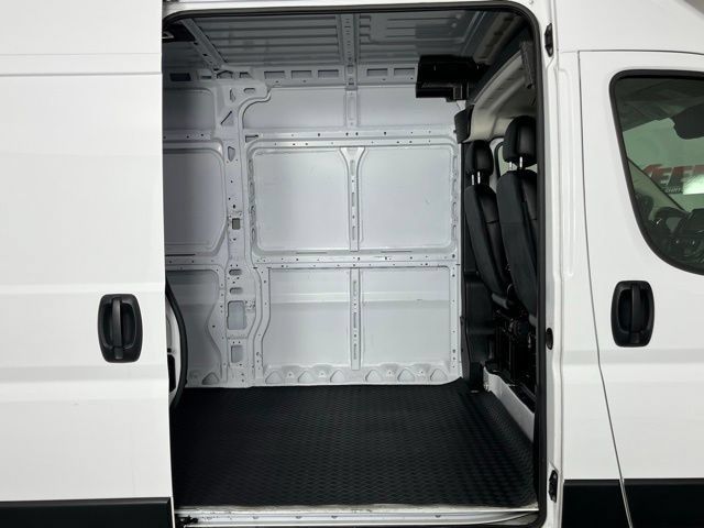 Used 2025 RAM ProMaster 2500 w/ Convenience Group FWD image 3