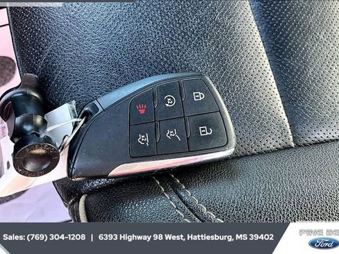 Used 2023 Chevrolet Suburban Premier image 9