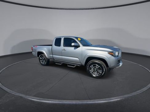 Used 2019 Toyota Tacoma TRD Sport image 3
