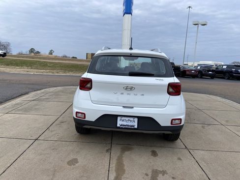 Used 2025 Hyundai Venue SEL image 9