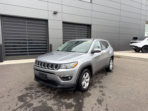 Used 2019 Jeep Compass Latitude image 1