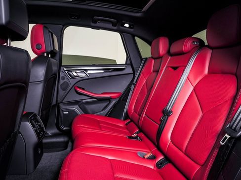 Certified 2025 Porsche Macan image 17