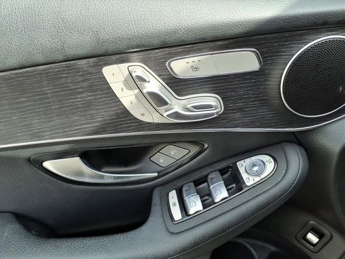 Used 2021 Mercedes-Benz GLC 300 4MATIC image 11