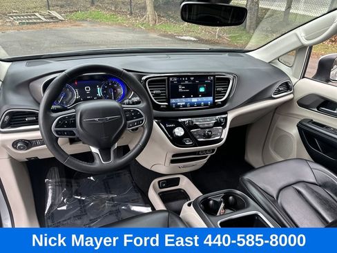 Used 2023 Chrysler Pacifica Touring-L image 20