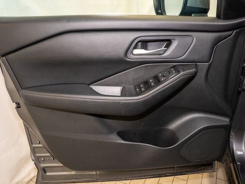 Used 2024 Nissan Rogue SV image 12