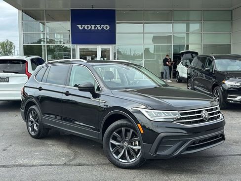 Used 2023 Volkswagen Tiguan SE w/ Panoramic Sunroof Package AWD/4WD image 2