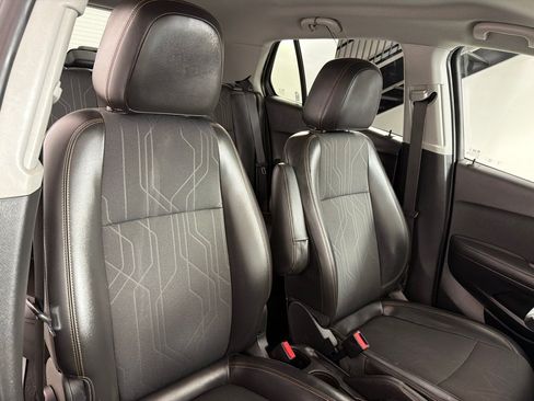 Used 2018 Chevrolet Trax LT w/ LT Convenience Package FWD image 19