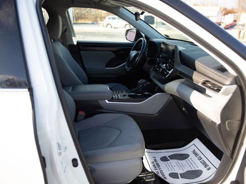 Used 2020 Toyota Highlander LE image 25