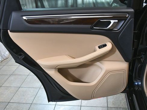 Used 2023 Porsche Macan AWD/4WD image 11