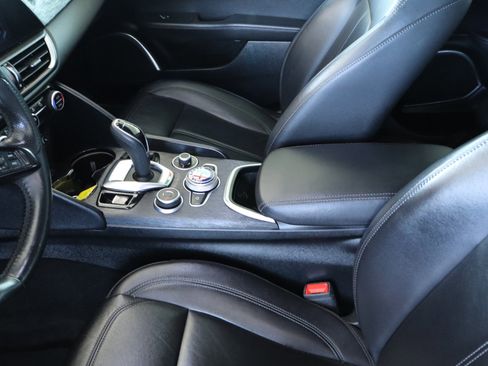 Used 2020 Alfa Romeo Giulia w/ Nero Edizione image 17