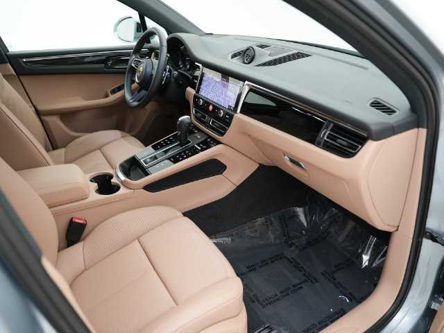 Certified 2026 Porsche Macan AWD/4WD image 25
