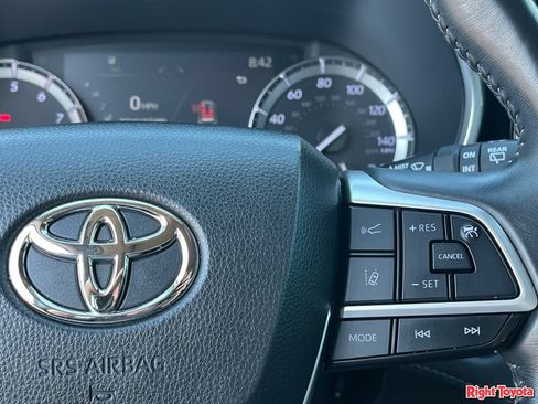 Used 2022 Toyota Highlander XLE FWD image 23
