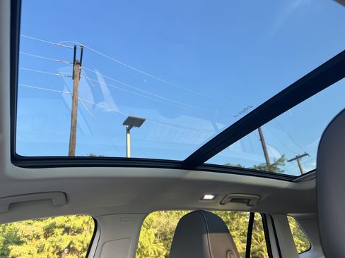 Used 2025 Volkswagen Tiguan SE w/ Panoramic Sunroof Package FWD image 24