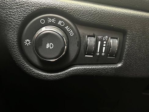 Used 2025 Chrysler Pacifica Limited FWD image 16