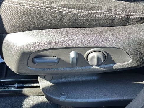 Used 2024 GMC Terrain SLE w/ Driver Convenience Package image 11