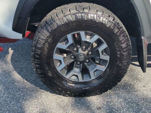 Certified 2020 Toyota Tacoma TRD Off-Road image 11