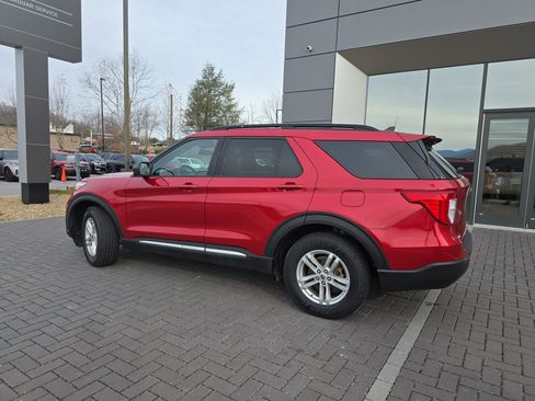 Used 2021 Ford Explorer XLT w/ Equipment Group 202A image 8