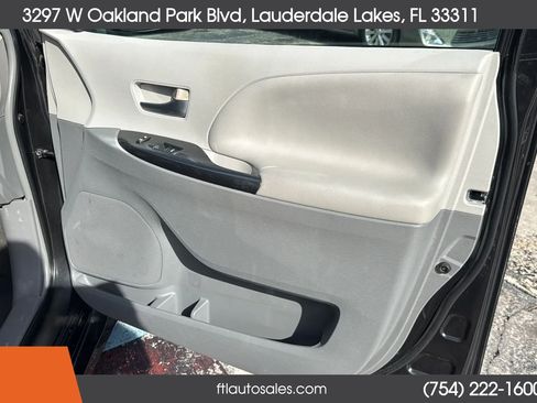 Used 2014 Toyota Sienna SE FWD image 35