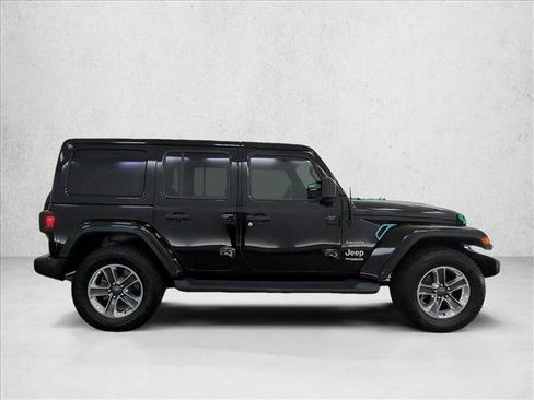 Used 2018 Jeep Wrangler Unlimited Sahara AWD/4WD image 4