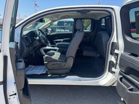 Used 2022 Nissan Titan SV RWD image 11