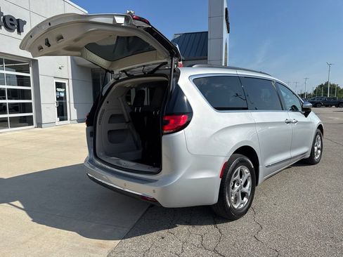 Used 2023 Chrysler Pacifica Limited AWD/4WD image 17